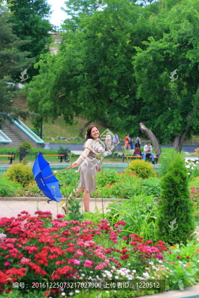年輕豐滿的女孩在公園散步