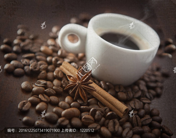一杯熱咖啡和chinnamon；八角