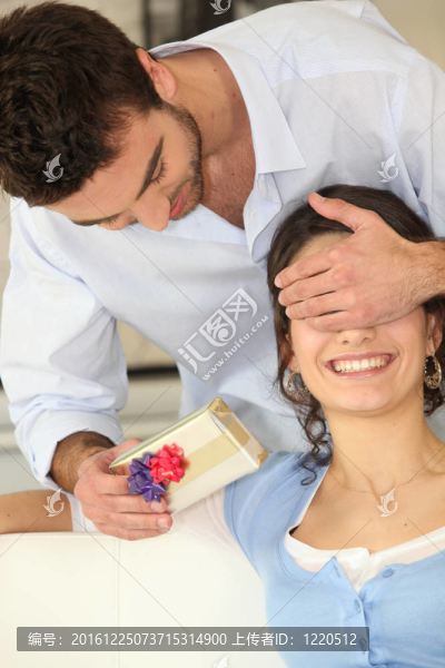 男人給女人禮物