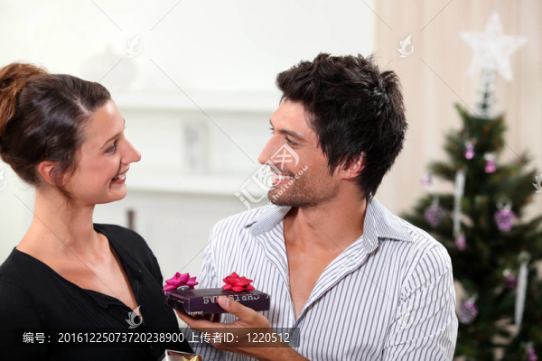 夫婦在圣誕節(jié)