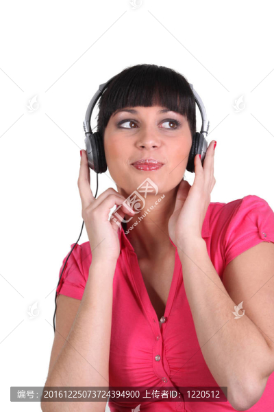 女人用耳機聽音樂