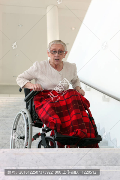 樓梯前殘疾婦女