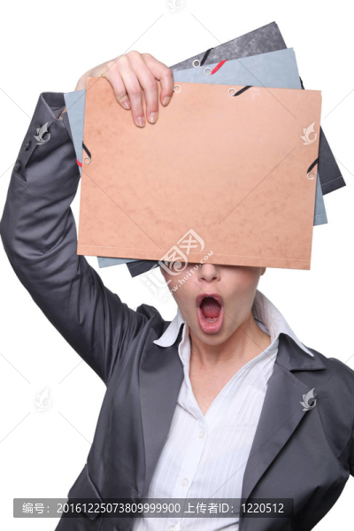 目瞪口呆的女人躲在辦公室的文件夾