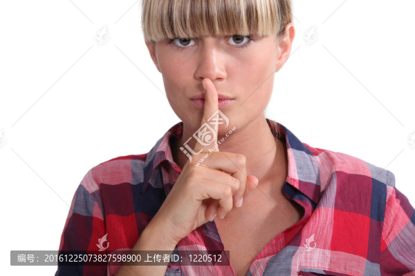 戴著鈍手指的年輕女人用手指托著嘴唇