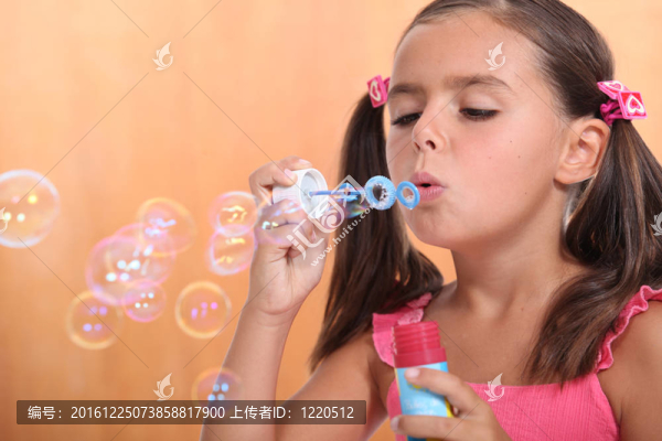 吹肥皂泡的女孩