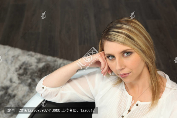 坐在沙發(fā)上的金發(fā)女人