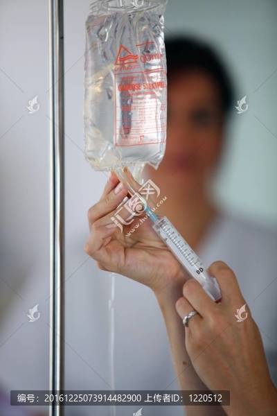 生理鹽水滴注護(hù)士