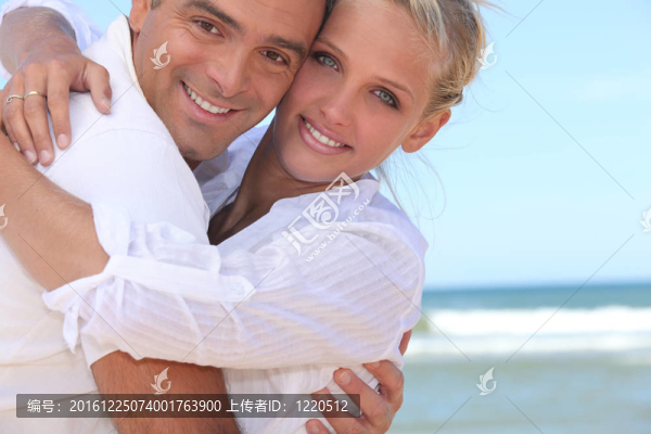 海灘上的情侶擁抱