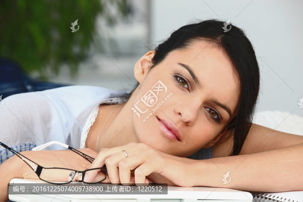 戴眼鏡的女人