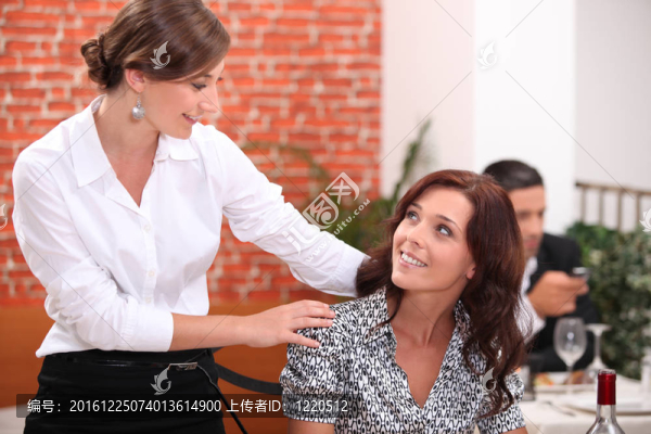女人在餐廳