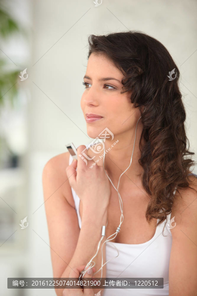 女人聽音樂