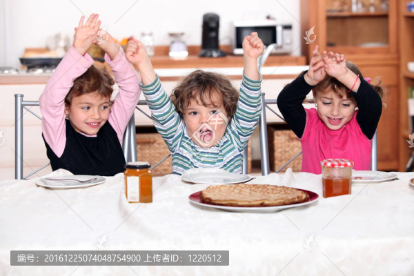 孩子們興奮的煎餅