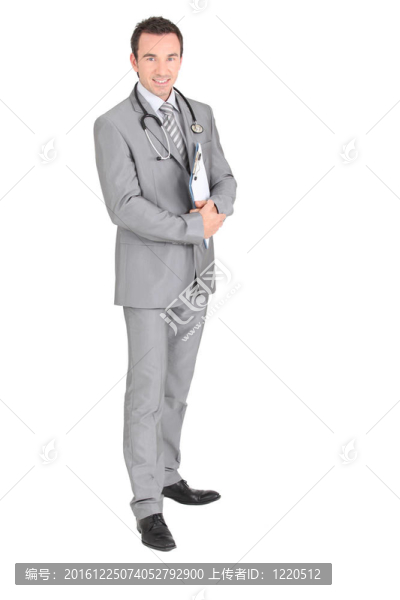 醫(yī)生站著拿著剪貼板