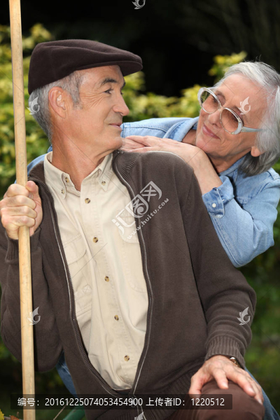 花園里的高級夫婦