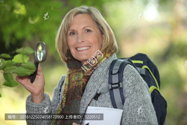 放大鏡的女人