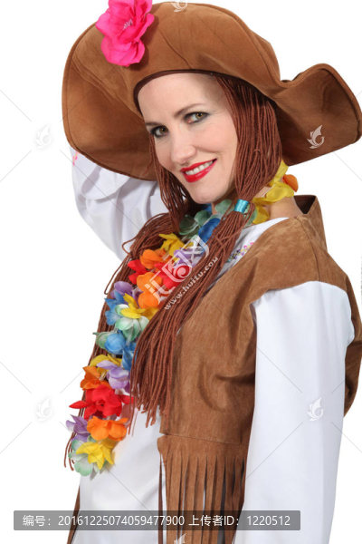 婦女戴著棕色的帽子和戴著花環(huán)的假發(fā)