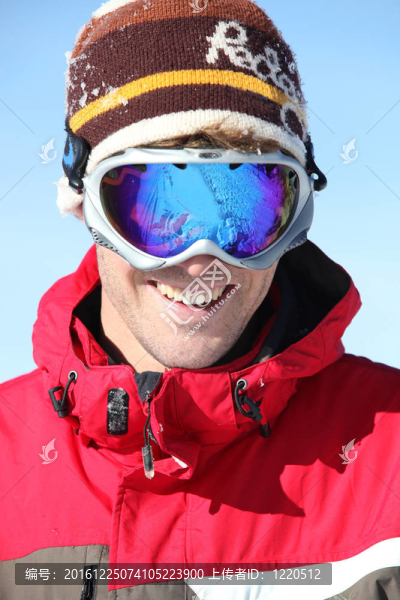 男子滑雪護(hù)目鏡