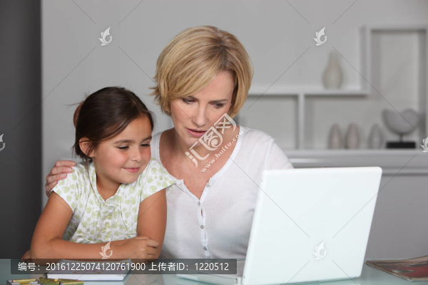媽媽幫女兒做作業(yè)