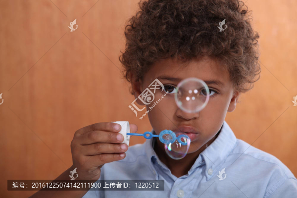 吹泡泡的小男孩