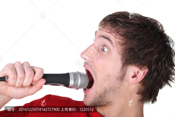 男子對著麥克風大喊