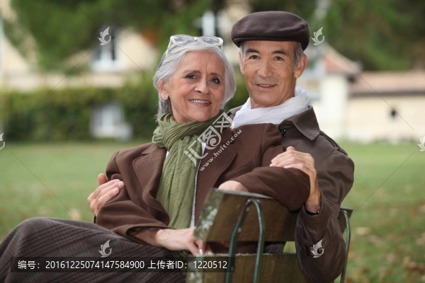 老年夫婦坐在公園長(zhǎng)椅上