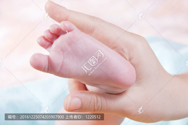 嬰兒的腳在女人手中