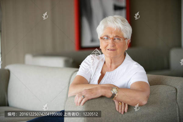 老年女士沙發(fā)放松