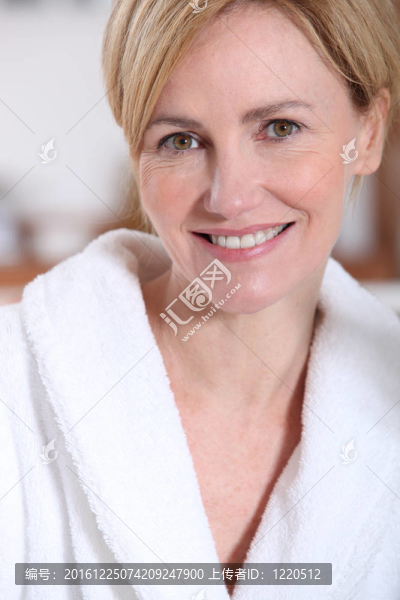一個穿著浴衣的女人肖像