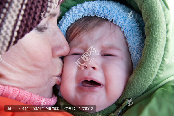 奶奶吻哭嬰兒。