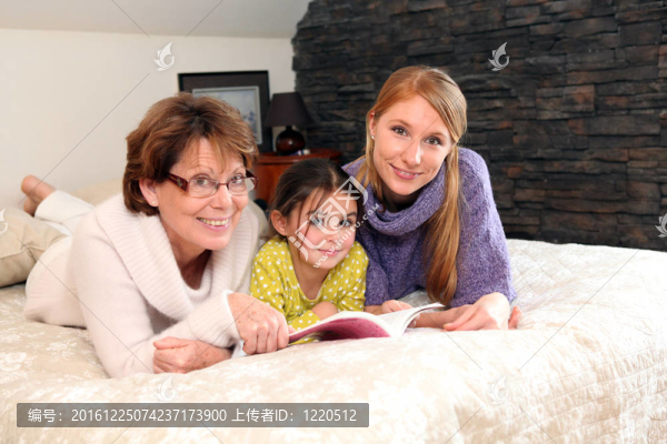 躺在床上的女兒和孫女讀書(shū)