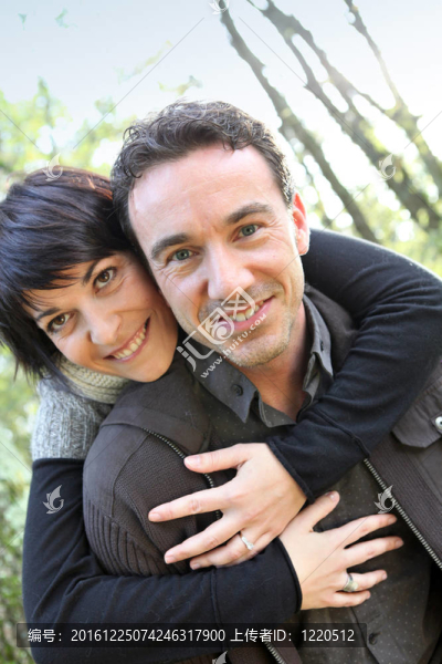 夫婦漫步在鄉(xiāng)村
