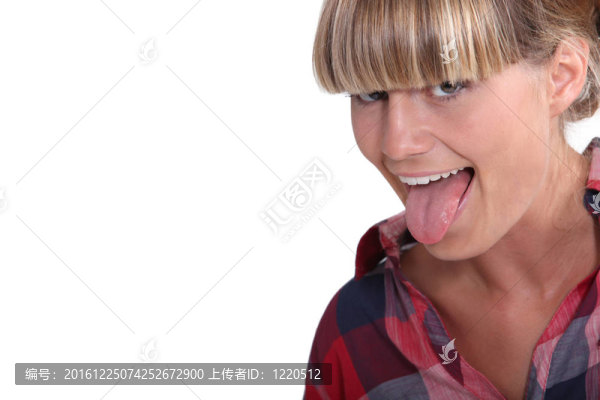一個金發(fā)少年伸出舌頭。