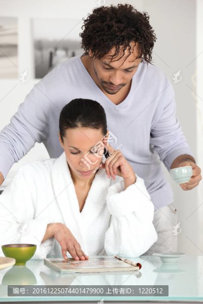 早餐時(shí)看雜志