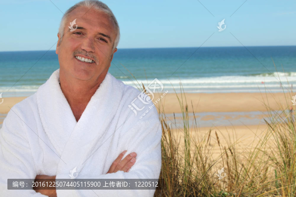 男人在海灘上浴袍