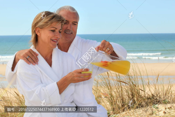 在海灘上情侶浴袍