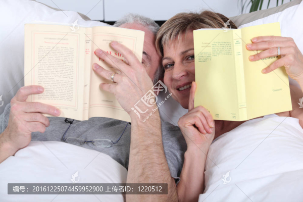 夫婦在床上看書