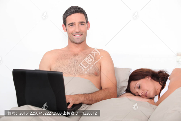 夫妻在床上