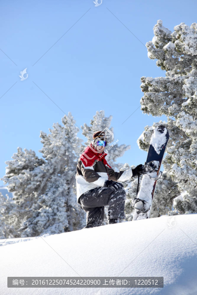 人站在山上滑雪