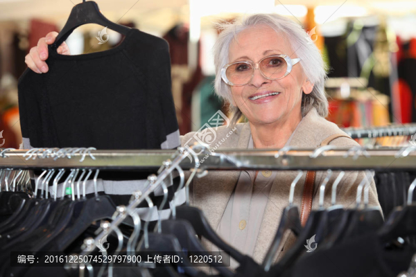 女人選擇衣服