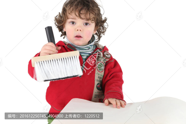抱著刷子的小孩