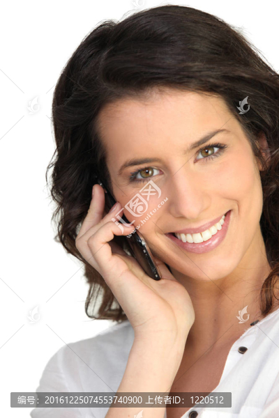 手機上的女人