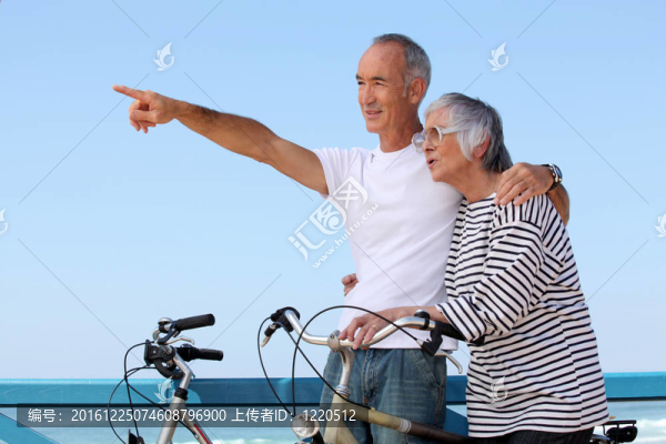 夫婦騎自行車(chē)