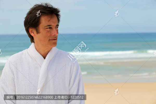 男人在海灘上浴袍