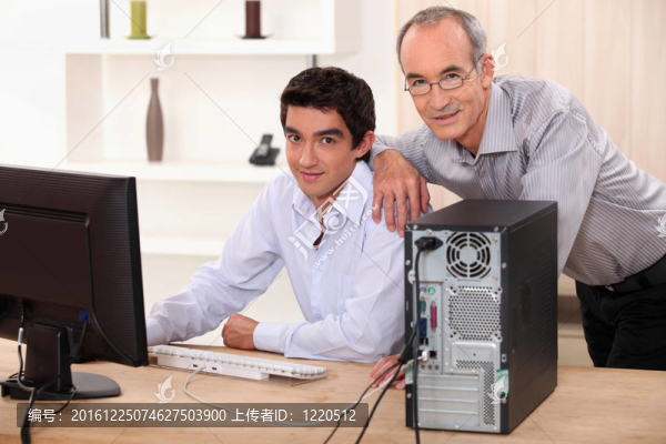 同事在PC上工作