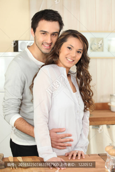 夫婦擁抱在廚房里