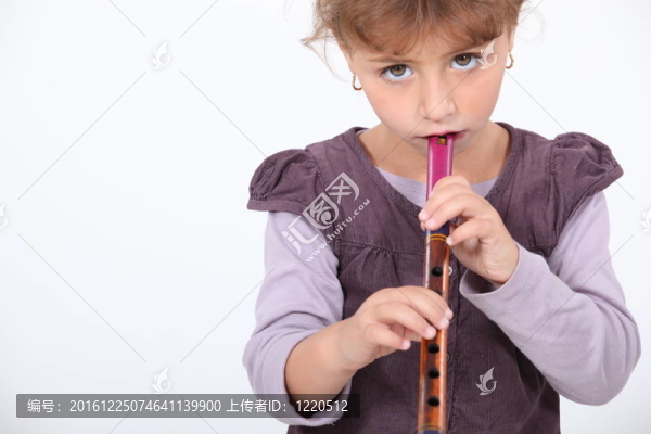 小姑娘吹笛子