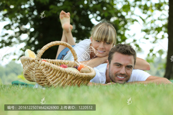夫妻臥草