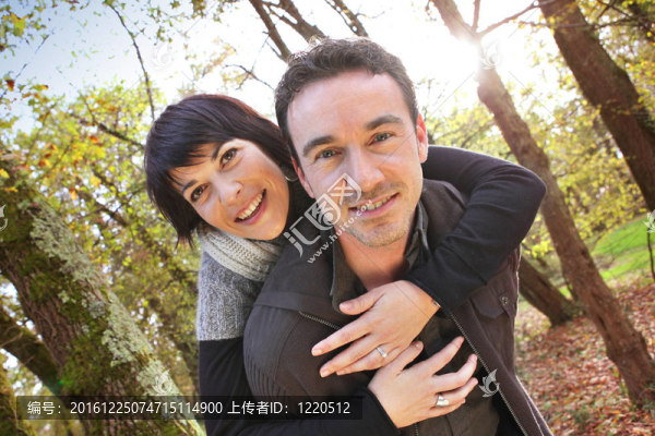 男人給女人背馱