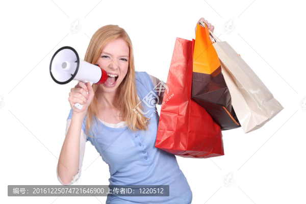 女人拿著購物袋和尖叫通過擴音器