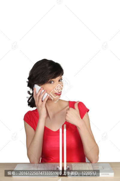 隨著計(jì)算機(jī)和移動(dòng)電話兩黑發(fā)